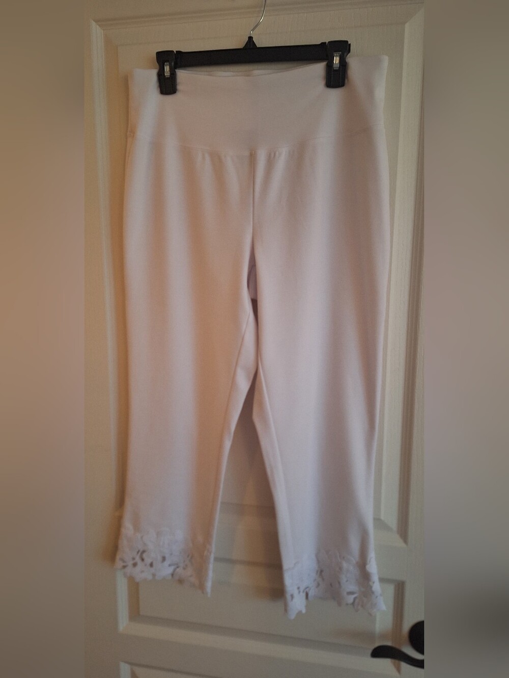 INC International Concepts White Ladie's Lace-Hem Capri Leggings